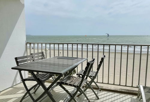 Sea front apartment located at Benoit beach, next to L'Hermitage hotel