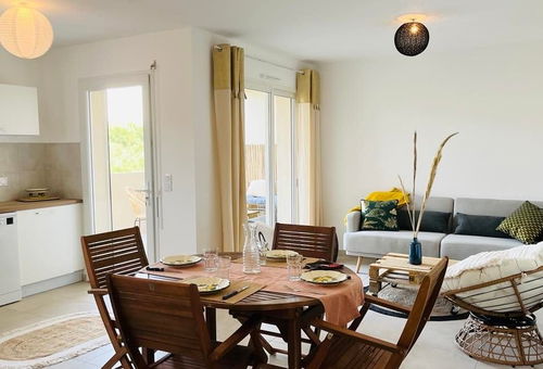 Perfect location for this apartment close to the market, the shops and the beach