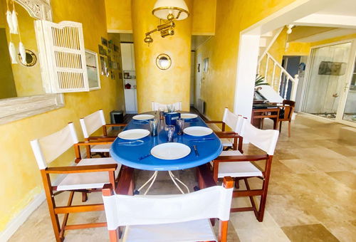 Superb villa with sea view with private parking