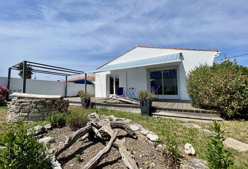 Spacious house with a large garden in the heart of St Pierre
