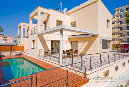 Très belle villa moderne avec piscine, à 35m de la très belle plage de Playas...