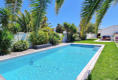 Superb villa with pool, bowling alley and parking