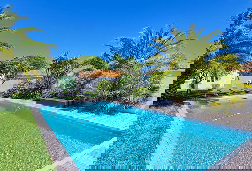 Superbe villa de 4 chambres avec piscine chauffée dans un jardin clos de mur...