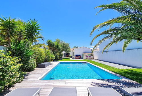 Superb villa with pool, bowling alley and parking