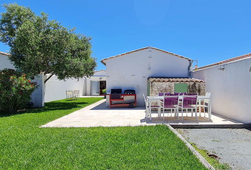 Superb villa with pool, bowling alley and parking