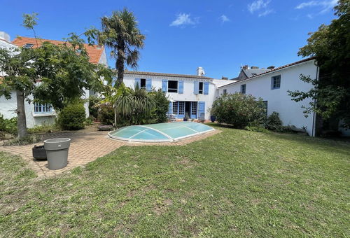 House with a pool close to the shops of Noirmoutier