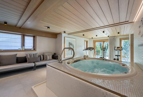 Chic and luxurious chalet with beautiful spaces and unique prestations,...