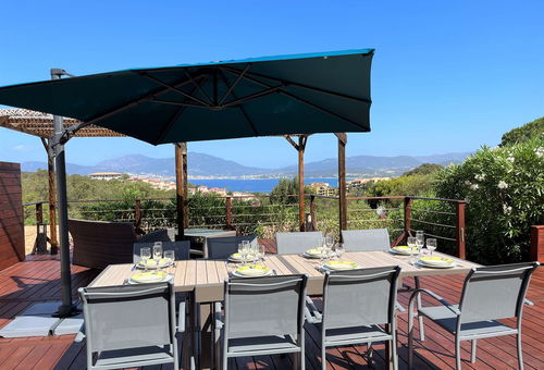 Nice villa in a resort with a common pool, located in Porticcio, 1,5km away...