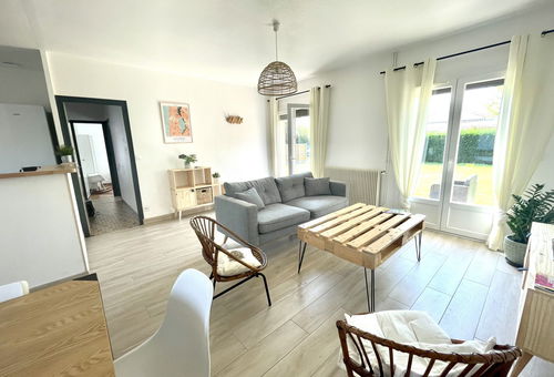 Single storey villa overlooking a large garden, located in a dead end street...