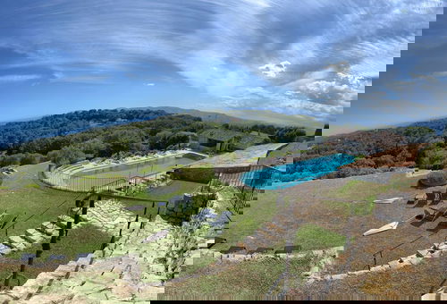 This beautiful Couelle villa is located in a prestigious and secure domain....