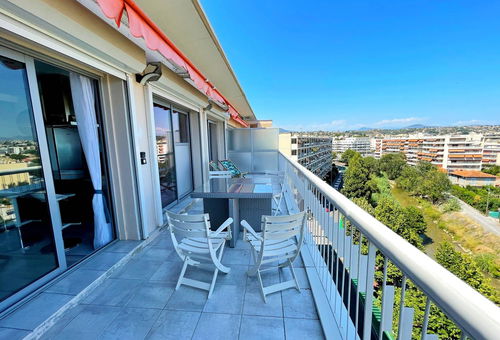 Beautiful air-conditioned 2P refurbished with a beautiful terrace. Parking...