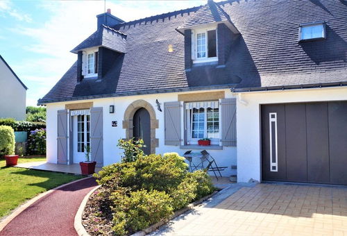 Located at 700 m from the centre of Ploemeur and 4.5 km from the beaches,...