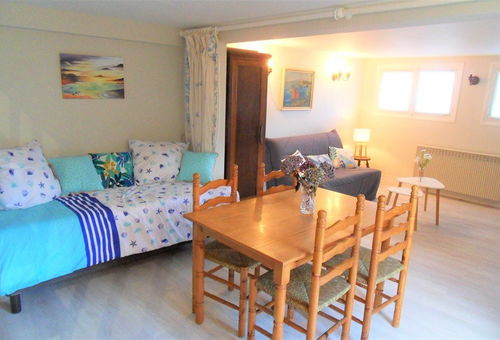 Located a stone's throw from the sea and in a quiet area, this carefully...