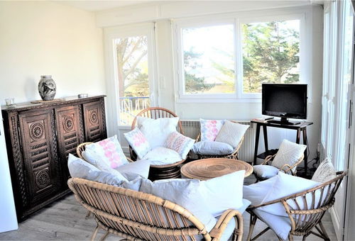 Located a stone's throw from the sea and in a quiet area, this carefully...
