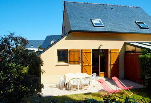 Cottage for 4 to 6 people in residence with outdoor pool and tennis, 350 m...
