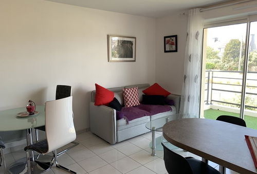 Situé au 1er étage d'une résidence calme,  appartement récent offrant un...