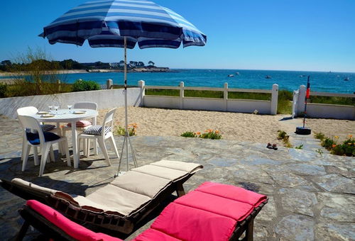 Magnificent sea view with direct access to the beach, from its garden, for...