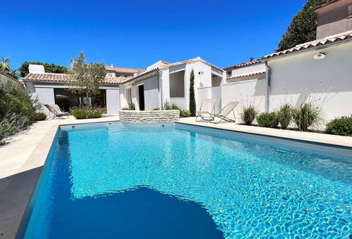 Amazing villa with heated pool and parking