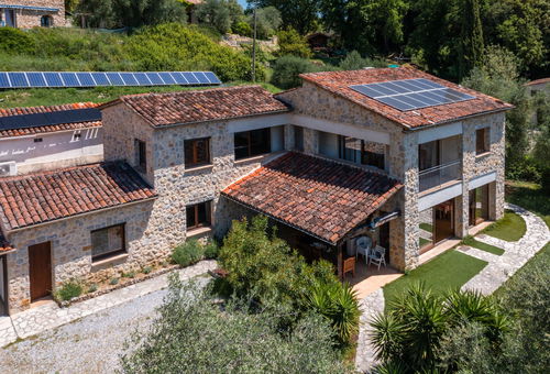 In the town of Tignet, 9km from Grasse and 20km from the beaches of Cannes