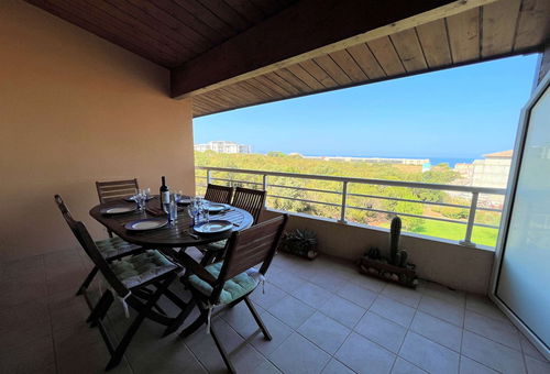 Large apartment with terrace and sea view, ideally located 650m from the beach