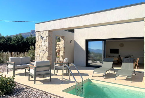 Charmante villa de 2 chambres avec piscine située sur le village d'Afa, sur...