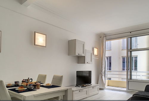 Nice apartment perfectly located 1 minute from the sea and 3 minutes walk...