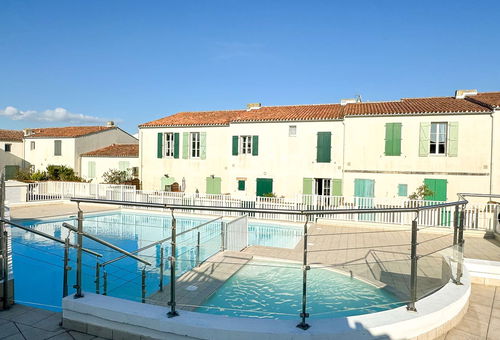 Pretty house in residence with swimming pool
