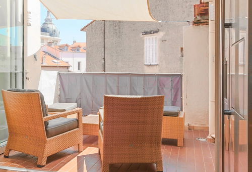 Downtown apartment with beautiful terrace and air conditioning- BENAKEY