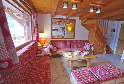 Family triplex apartment with a private garage, 500m only from the village...
