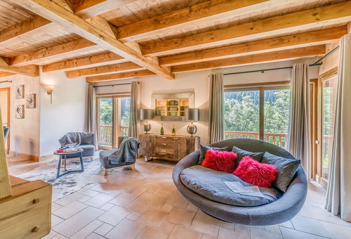 Grand chalet familial dans un quartier au calme, avec terrasse et jardin.