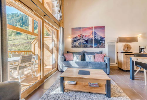 Nice apartment with a sunny balcony, close to the slopes and the shops