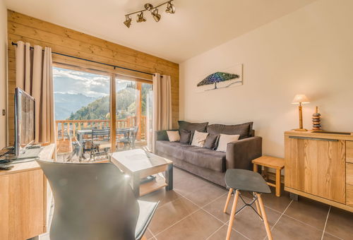 Apartment with a nice and large terrace, very close from the slopes and the...