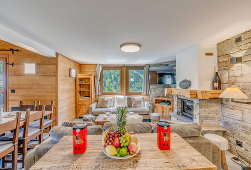 Located 200 metres from the ski lifts and the centre of the village.