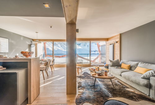 With a breathtaking view of the lake, Tovière and Grande Motte glacier.