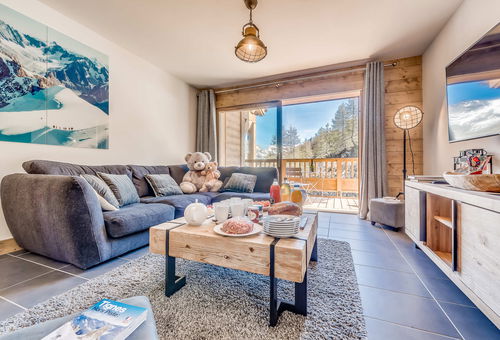 Swimming pool and spa. 100m from the ski lifts.