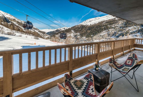 Swimming pool and spa. 100m from the ski slopes.