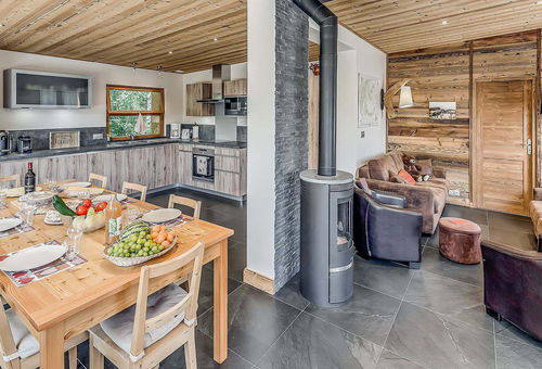 Magnifique chalet avec une terrasse et une belle vue, situé au Planay