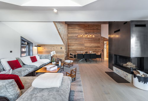 A few steps from all amenities, contemporary apartment with a spacious...