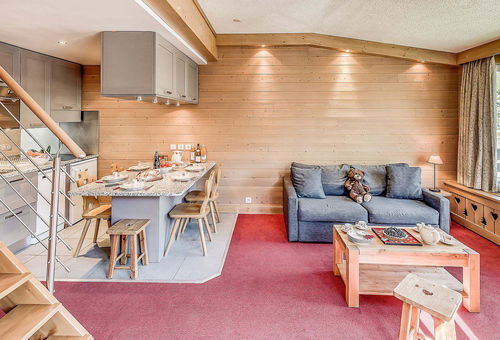 Duplex apartment with a south facing balcony, and a perfect location close...