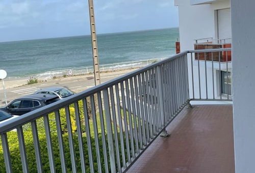 À 500 m du centre de Quiberon, dans un quartier résidentiel, à 50 m de la...
