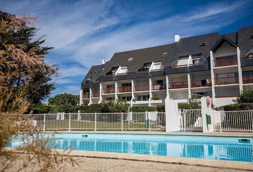 Avec tennis et piscine.