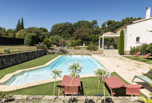 Villa contemporaine avec piscine.