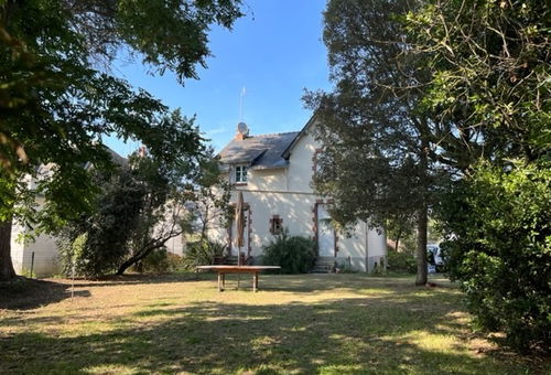 Beautiful vila with a large garden, 300m only from the famous Benoit beach