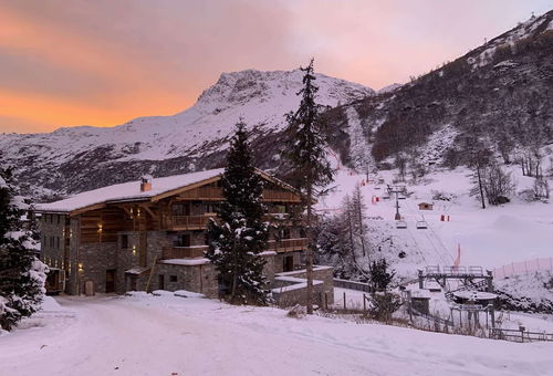 Come and enjoy the enchanting setting of Bonneval-sur-Arc, its typical...