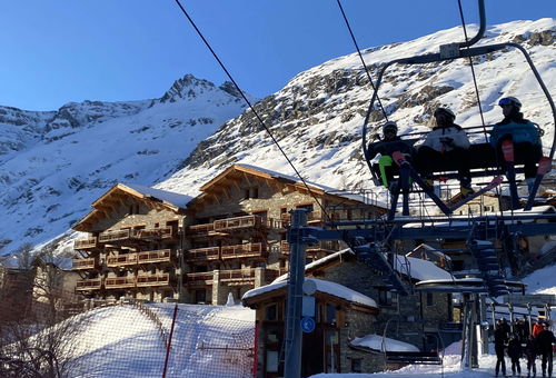 Arrivée et départ à ski au pied de la résidence.