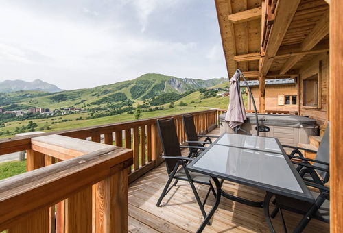 Located at the entrance to La Toussuire resort, on the left bank, this...