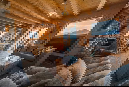 Located at the entrance to La Toussuire resort, on the left bank, this...