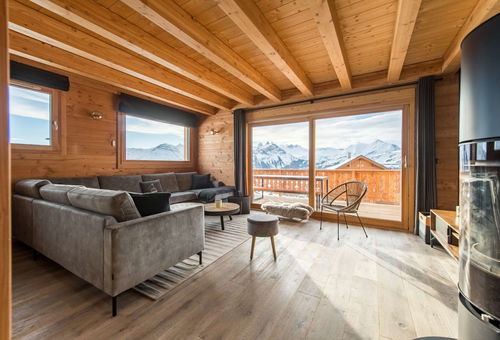 The Jasper Lodge chalet is composed of two apartments up to 14 guests each :...
