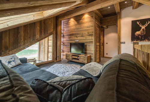 Vaste appartement en vieux bois sur les pistes, en rez de jardin, avec une...
