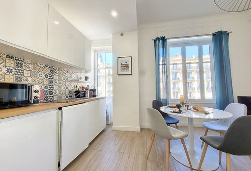 Location in the Carré D&#39;Or in the city center, a few steps from the sea...